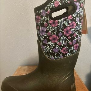 Women’s size 7 Bogs NWT